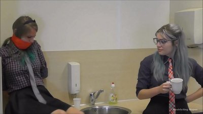 روږدي / تړل شوي او ګنډل / میرمن په تکلیف کې